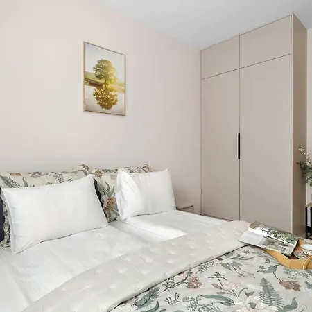 Apartman Functional With A Balcony And Parking Close To Spaces By Renters