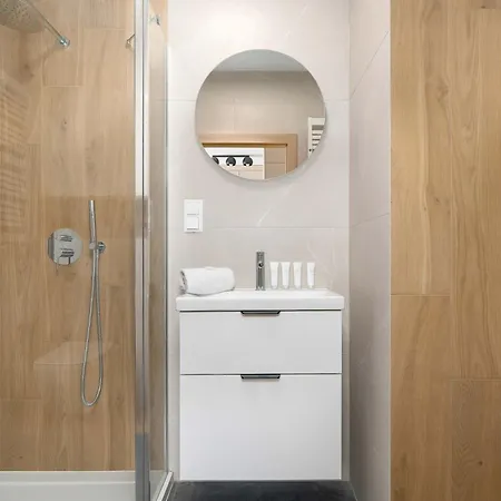 Functional With A Balcony And Parking Close To Spaces By Renters Apartmán *