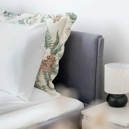 Apartman Functional With A Balcony And Parking Close To Spaces By Renters